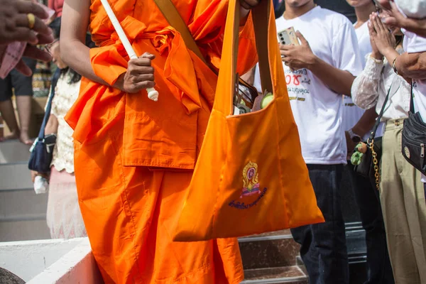 Oferecendo Flor Lótus Dinheiro Para Monges Cerimônia Ordenação Budista Templo — Fotografia de Stock