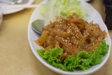 Çin restoranında beyaz tabakta sebzeli denizanası susam yağı. Tayland