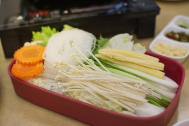 Restoranda karışık sebze Shabu.