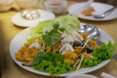 Tayland 'da, tabakta kızarmış balık.