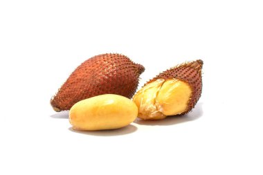 Salak, Salacca zalacca veya beyaz arka planda izole edilmiş yılan meyvesi..