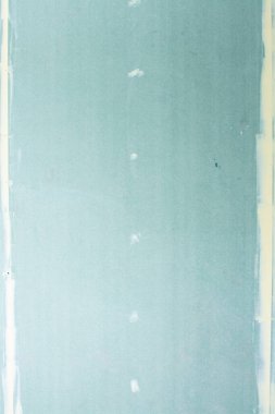 İnşaat alanında yeşil alçı taşı nemli duvar kurulumu