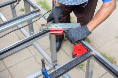 İşçi inşaat alanındaki çelik yapıyı kaynaklıyor..