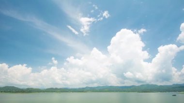 Tayland 'ın Kanchanaburi bölgesindeki Srinakarin barajında göl ve mavi gökyüzü ile 4k zaman dilimi