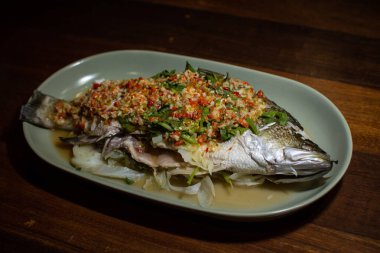 Limonlu ve acılı baharatlı balık buğulama.