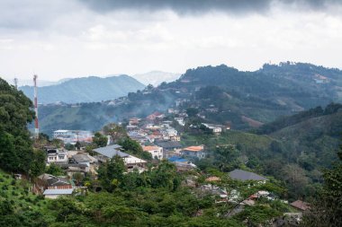 Tayland, Chiangrai 'deki kabile köyüyle Doi mae salong dağının hava manzarası.