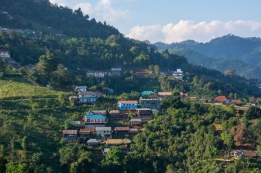 Tayland, Chiangrai 'deki kabile köyüyle Doi mae salong dağının hava manzarası.