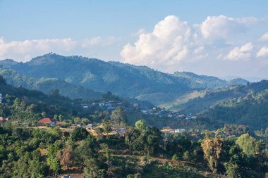 Tayland, Chiangrai 'deki kabile köyüyle Doi mae salong dağının hava manzarası.