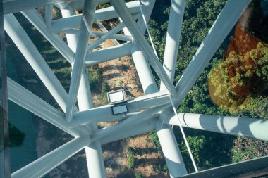 Gökyüzünün beyaz çelik yapısı