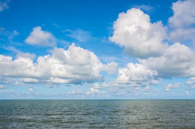 Mavi gökyüzü ve deniz manzaralı bulutlar
