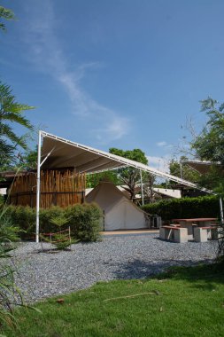  Bungalovun bahçesinde çadır çatısı var.