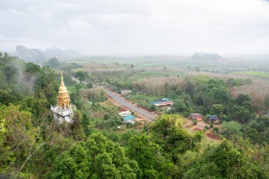 Khao na nai luang dharma parkı. Dağdaki tapınak. Surat Thani, Tayland.