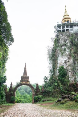 Dharma Khao Na Nai Luang Park 'ın tapınak kapısı Thani, Tayland.