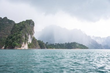Cheow Lan Gölü, Khao Sok, Surat Thani, Tayland.