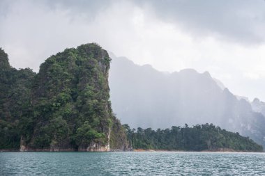 Cheow Lan Gölü, Khao Sok, Surat Thani, Tayland.