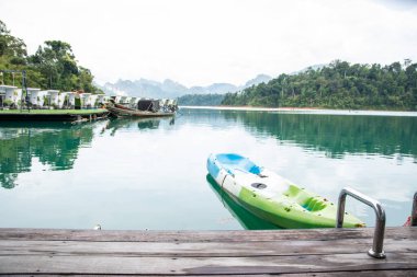 Ratchaprapha Barajı 'nda ya da Chiew Lan barajında, Khao Sok, Surat Thani, Tayland
