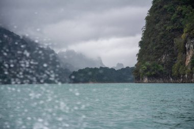 Cheow Lan Gölü, Khao Sok, Surat Thani, Tayland.
