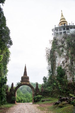 Dharma Khao Na Nai Luang Park 'ın tapınak kapısı Thani, Tayland.