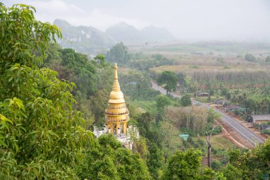 Khao na nai luang dharma parkı. Dağdaki tapınak. Surat Thani, Tayland.