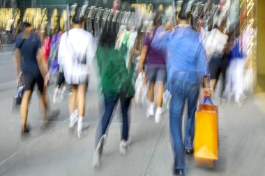 Şehirde alışveriş yapan insanlar bulanık