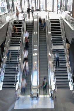 İş adamları acele saatte hareketli yürüyen merdiven Hareket Bulanıklığı