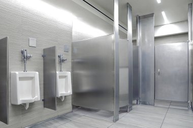 Erkekler tuvaletinde pisuarlar
