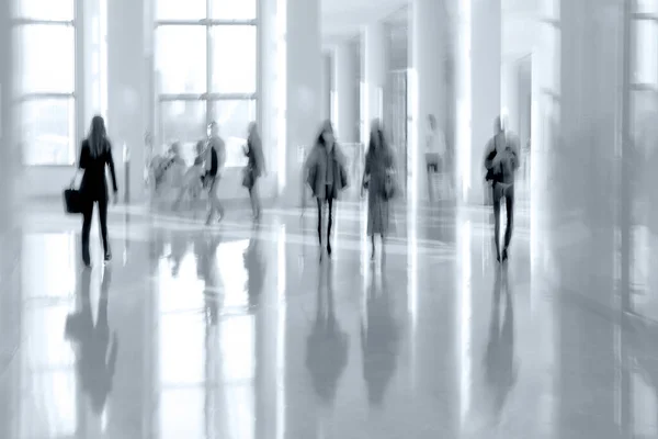 Abstrakt Bild Människor Lobbyn Ett Modernt Businesscenter Med Suddig Bakgrund — Stockfoto
