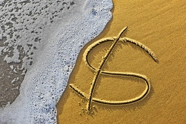 Σύμβολο Δολαρίου Ζωγραφισμένο Στην Άμμο Που Ξεπλένεται Από Κύμα — Φωτογραφία Αρχείου