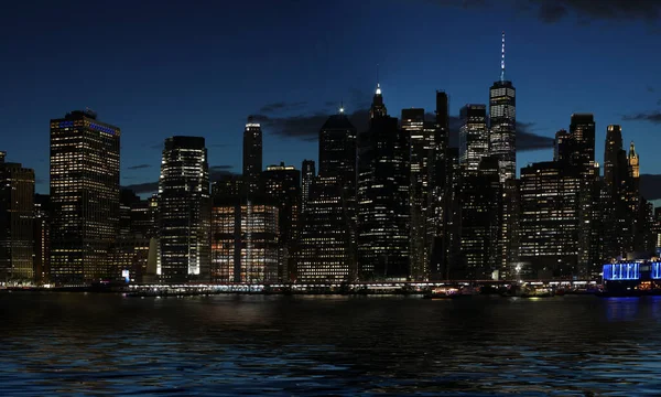 全景全景纽约市曼哈顿市中心的天际线在夜晚与摩天大楼 — 图库照片