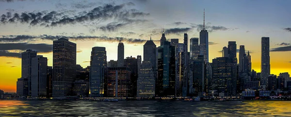 全景全景纽约市曼哈顿市中心的天际线在夜晚与摩天大楼 — 图库照片