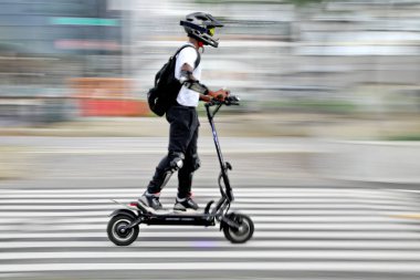 Trafikte bisiklet üzerinde şehir karayolunda hareket Teslimde bulanıklık