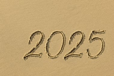 Kum üzerinde güneş ve 2025 çizimi 