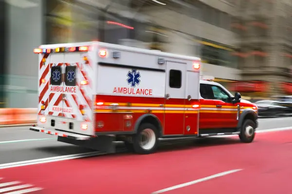 モーションの緊急呼び出しに救急車のぼかし ロイヤリティフリーのストック画像