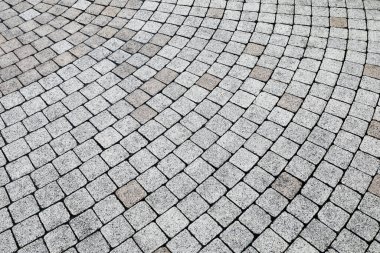 Dairesel desenli taş bloklarla döşenmiş alan