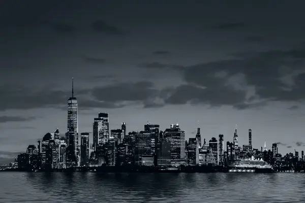 パノラマビュー ニューヨーク市マンハッタンのダウンタウンの高層ビルが立ち並ぶ朝のスカイライン — ストック写真