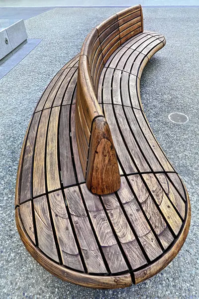 現代的なデザインの木製のベンチ ストック画像