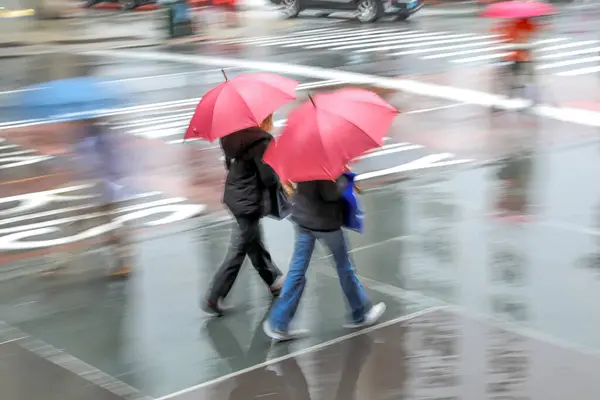 Yağmurlu Bir Günde Sokakta Yürüyen Adamları Bulanıklaştı Stok Fotoğraf