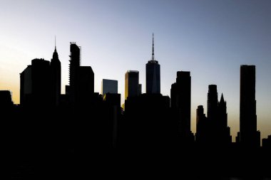 Manhattan şehir merkezindeki panoramik manzara. Geceleri gökdelenlerle gökyüzü.
