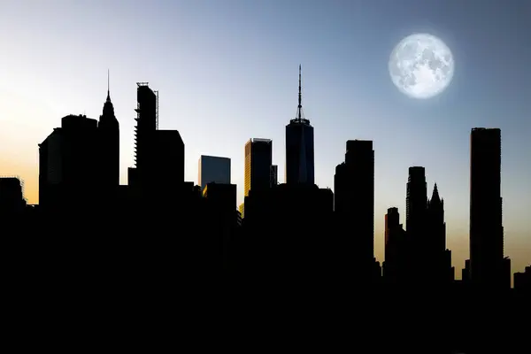 パノラマビューニューヨーク マンハッタン中心街のスカイライン 夜は高層ビルと空に大きな月 ストック写真