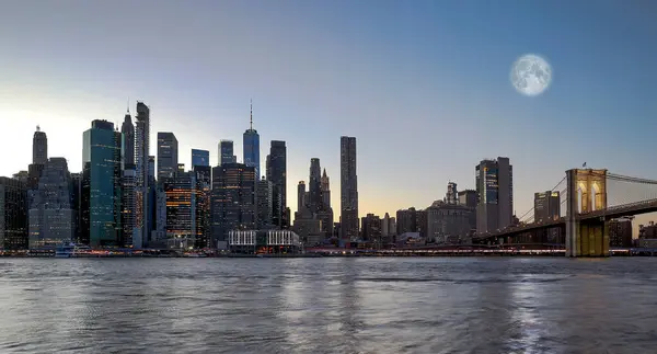 Панорамный Вид Центр Города Нью Йорк Ночью Небоскребами Большой Луной Лицензионные Стоковые Изображения