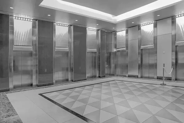 Cabines Modernes Ascenseur Acier Dans Hall Affaires Dans Flou Mouvement Image En Vente