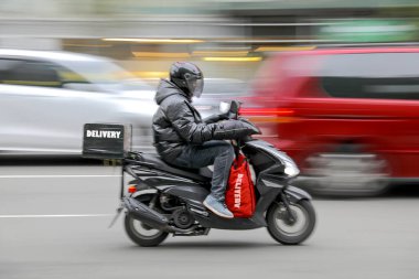 Trafikte bisiklet üzerinde şehir karayolunda hareket Teslimde bulanıklık