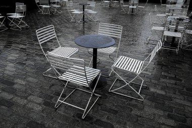 Parktaki metal banklar