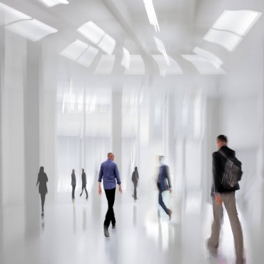 Bulanık bir geçmişi olan modern bir iş merkezinin lobisindeki insanların soyut görüntüleri.