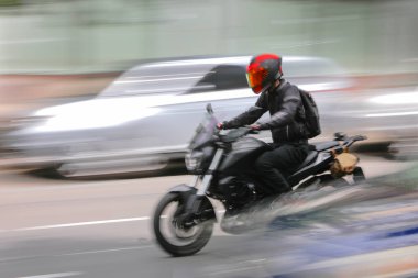 Trafikte bisiklet üzerinde şehir karayolunda hareket Teslimde bulanıklık