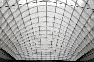 Çağdaş iş koridorunda mimari cam tavan