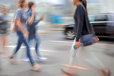 Sokaktaki iş adamlarının soyut görüntüsü ve bulanık bir geçmişi olan modern tarz.