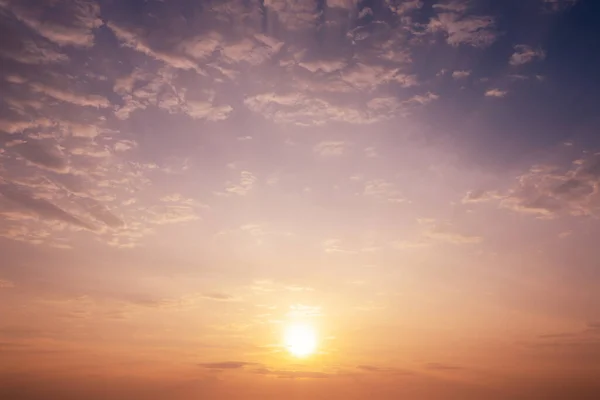 美丽的日落风景 在黄昏的天空与云彩相映成趣 自然背景 免版税图库图片