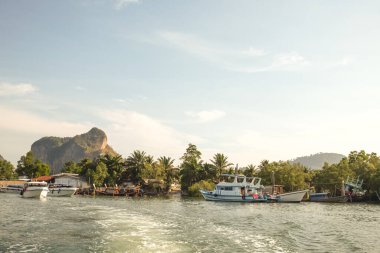 Phi Phi Adası Turist İskelesi ve Maya Körfezi, Krabi ili, Tayland