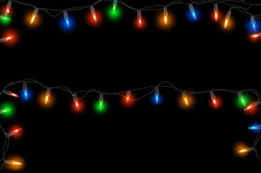 Noel ışıkları ipliği, renkli bayram ışık teli sınırı siyahın üstünde izole edilmiş. Mutlu noeller ve yeni yıl tatili için duvar kağıdı tasarımı için ekran efekti kullanımı.